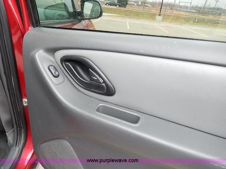 image for item I9451 2005 Ford Escape XLT SUV