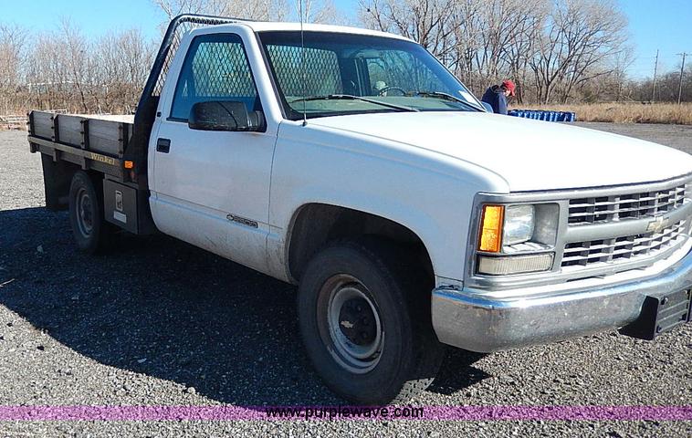 image for item I9499 1998 Chevrolet Cheyenne 2500 flatbed truck