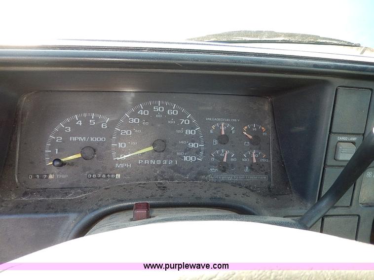 image for item I9499 1998 Chevrolet Cheyenne 2500 flatbed truck