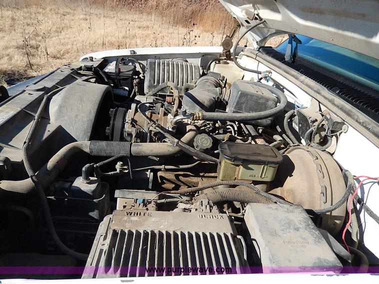 image for item I9499 1998 Chevrolet Cheyenne 2500 flatbed truck