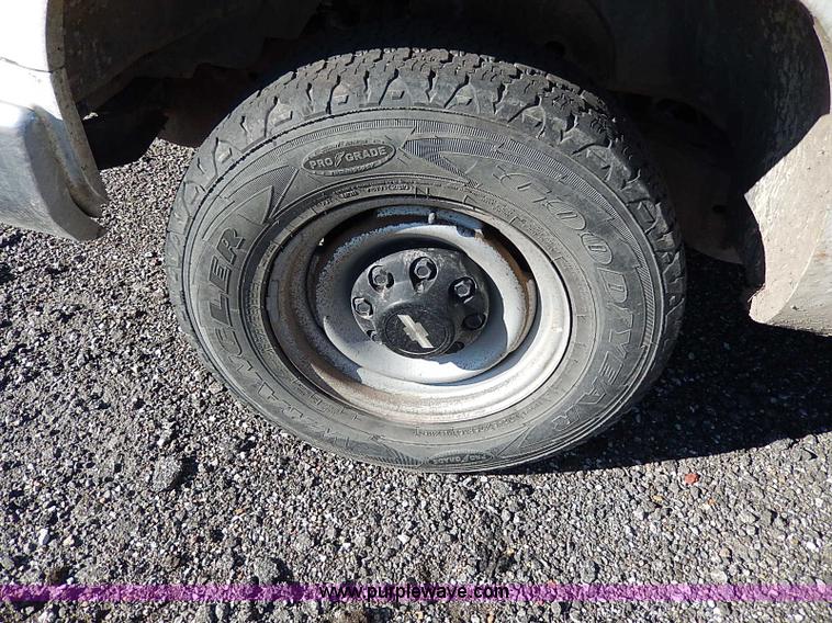 image for item I9499 1998 Chevrolet Cheyenne 2500 flatbed truck