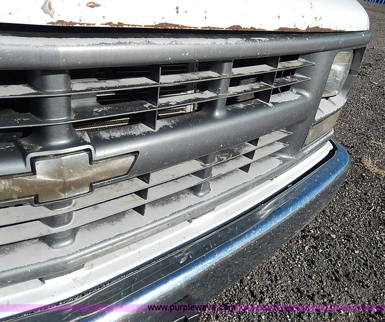 image for item I9499 1998 Chevrolet Cheyenne 2500 flatbed truck