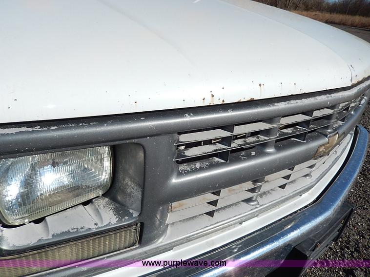 image for item I9499 1998 Chevrolet Cheyenne 2500 flatbed truck