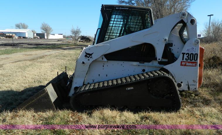 image for item D6076 2006 Bobcat T300 track skid steer
