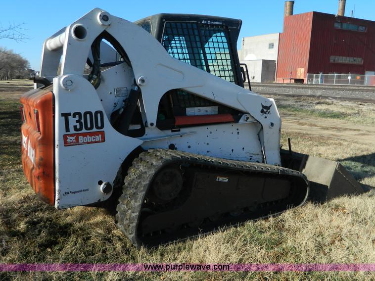 image for item D6076 2006 Bobcat T300 track skid steer