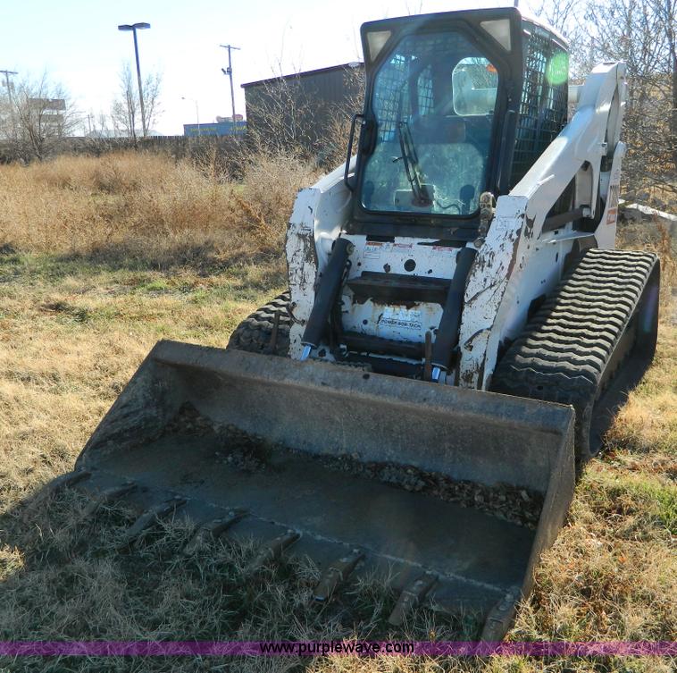 image for item D6076 2006 Bobcat T300 track skid steer