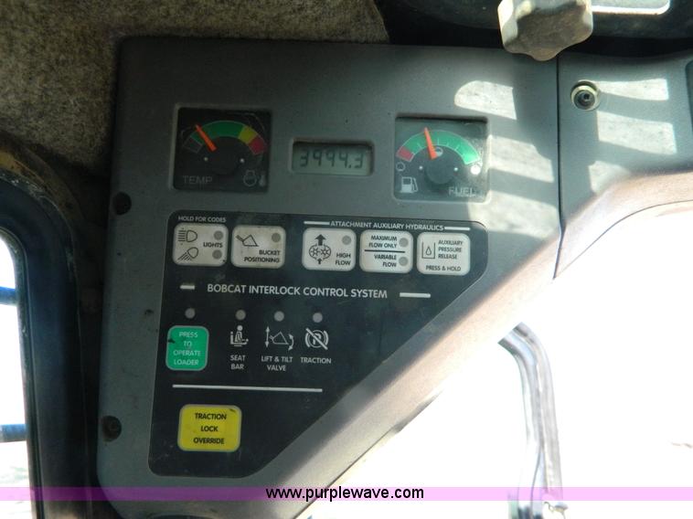 image for item D6076 2006 Bobcat T300 track skid steer