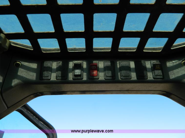 image for item D6076 2006 Bobcat T300 track skid steer