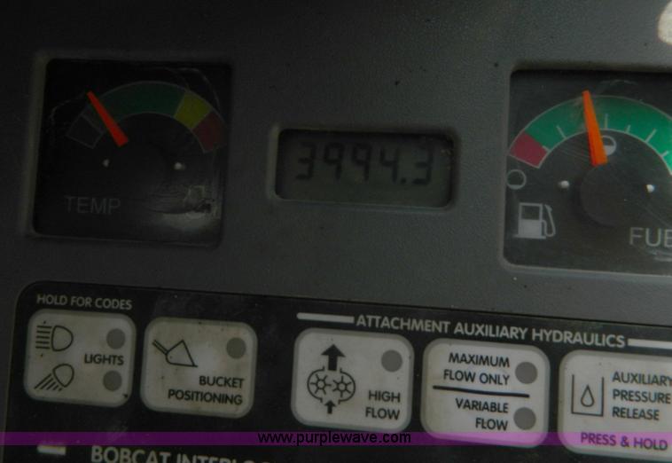 image for item D6076 2006 Bobcat T300 track skid steer