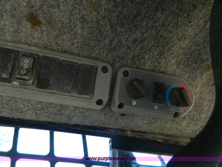 image for item D6076 2006 Bobcat T300 track skid steer