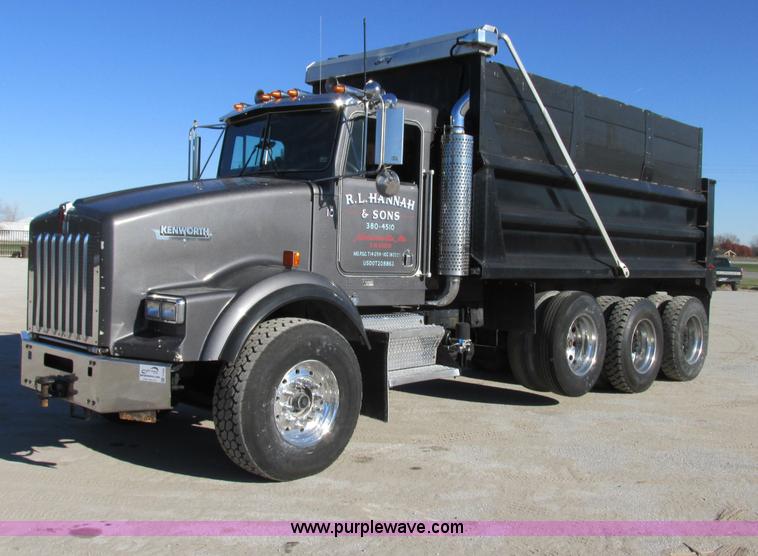 image for item F5385 2005 Kenworth T800 triple axle dump truck