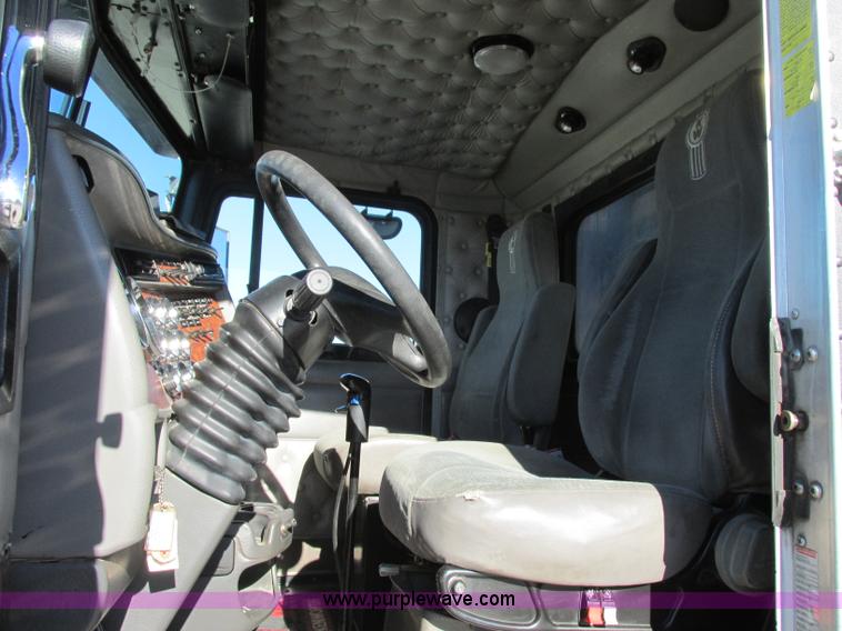 image for item F5385 2005 Kenworth T800 triple axle dump truck