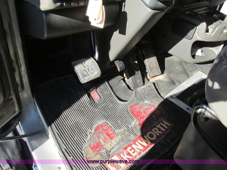 image for item F5385 2005 Kenworth T800 triple axle dump truck