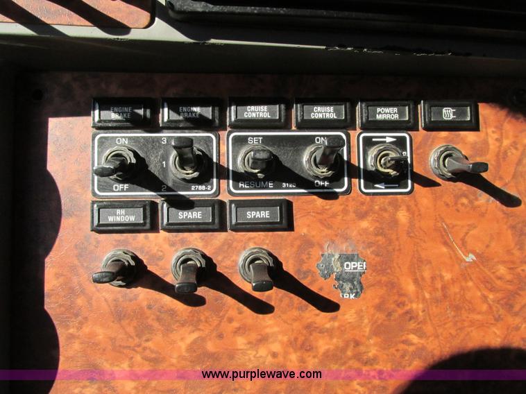 image for item F5385 2005 Kenworth T800 triple axle dump truck