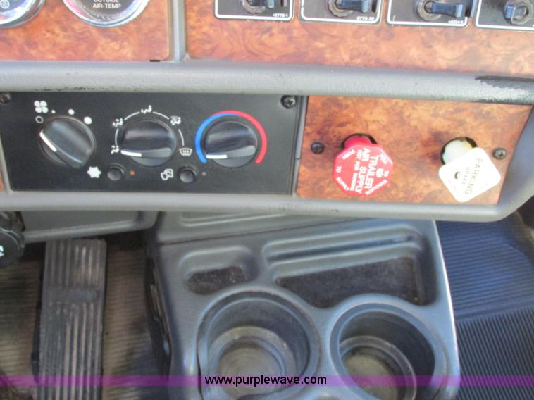 image for item F5385 2005 Kenworth T800 triple axle dump truck