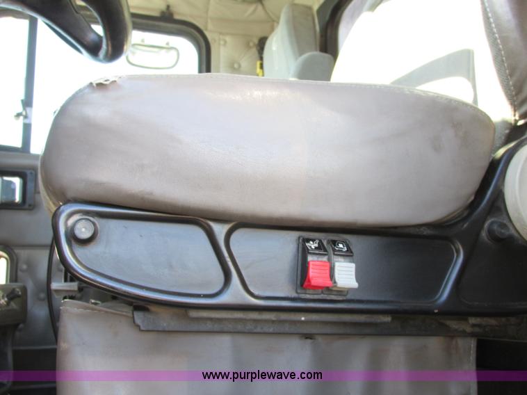 image for item F5385 2005 Kenworth T800 triple axle dump truck