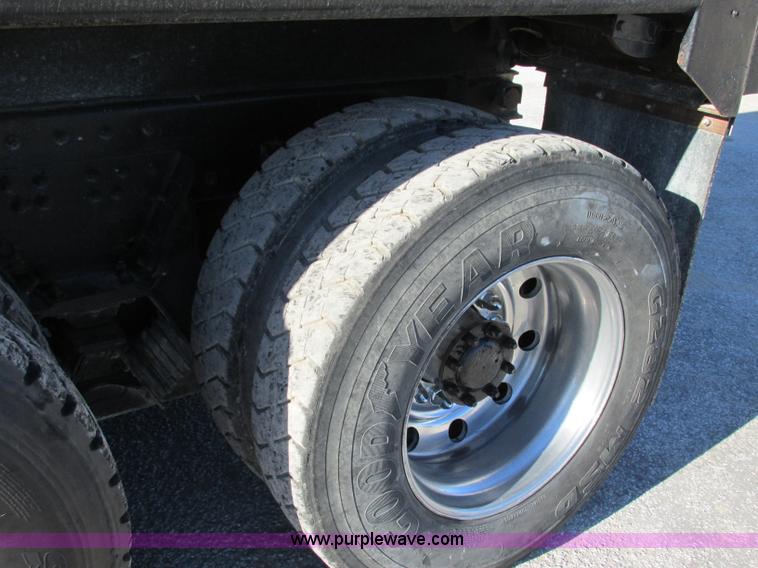 image for item F5385 2005 Kenworth T800 triple axle dump truck