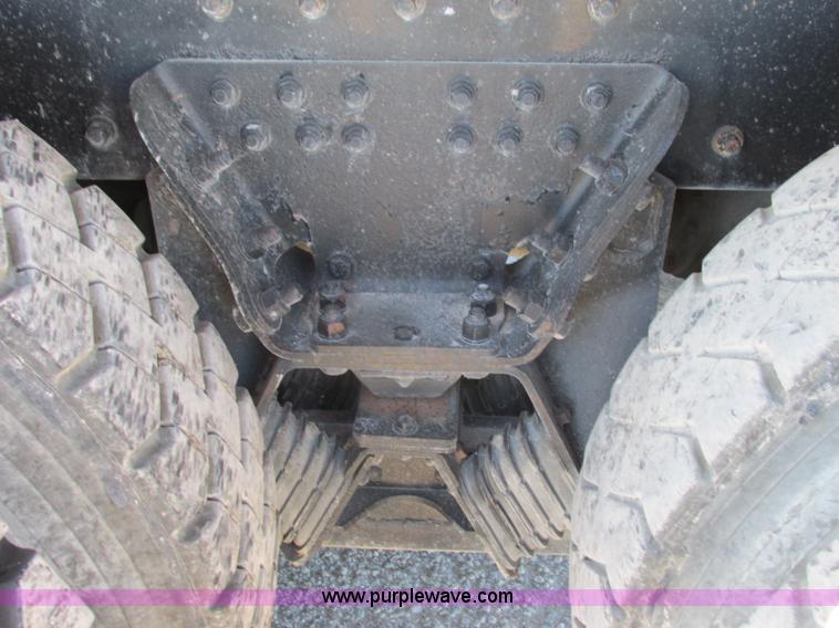 image for item F5385 2005 Kenworth T800 triple axle dump truck