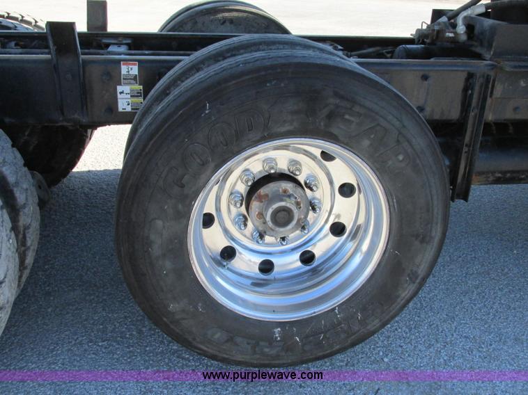 image for item F5385 2005 Kenworth T800 triple axle dump truck