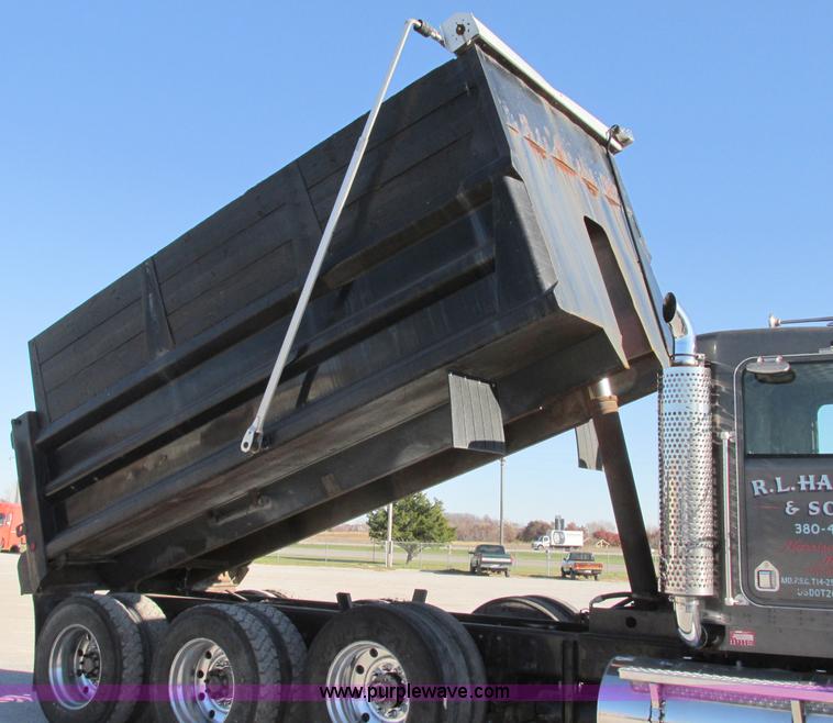 image for item F5385 2005 Kenworth T800 triple axle dump truck