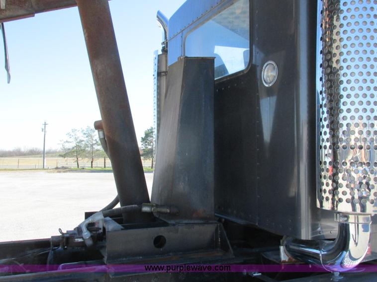 image for item F5385 2005 Kenworth T800 triple axle dump truck