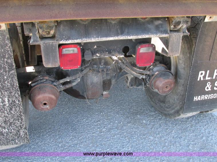 image for item F5385 2005 Kenworth T800 triple axle dump truck