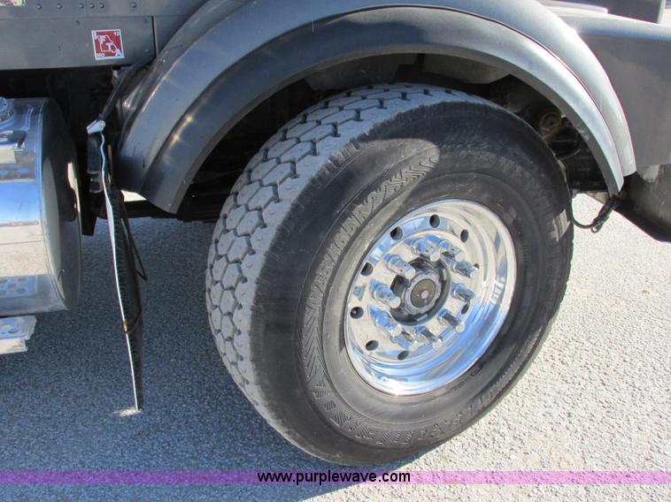 image for item F5385 2005 Kenworth T800 triple axle dump truck