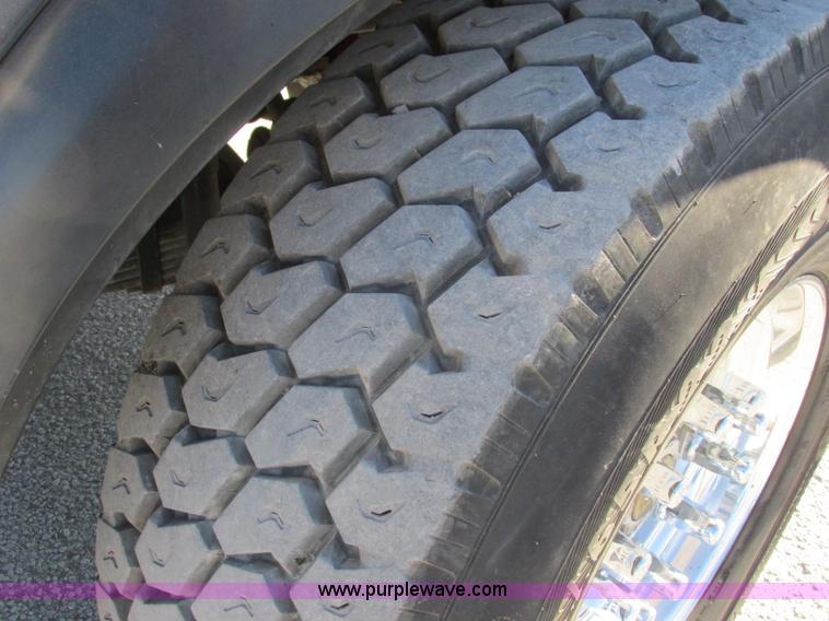 image for item F5385 2005 Kenworth T800 triple axle dump truck