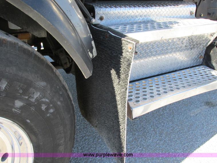 image for item F5385 2005 Kenworth T800 triple axle dump truck