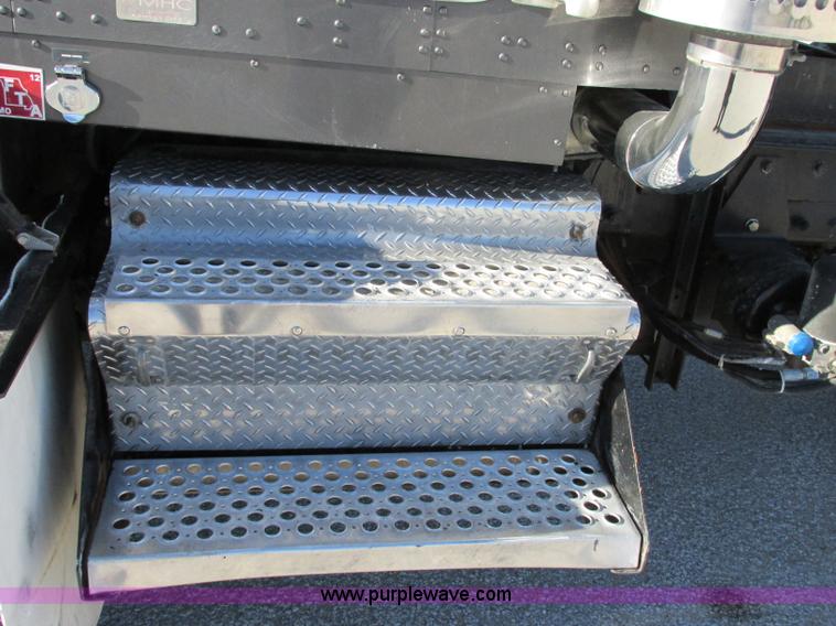 image for item F5385 2005 Kenworth T800 triple axle dump truck