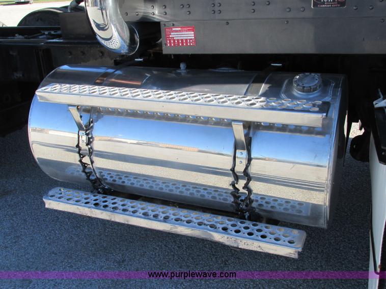 image for item F5385 2005 Kenworth T800 triple axle dump truck