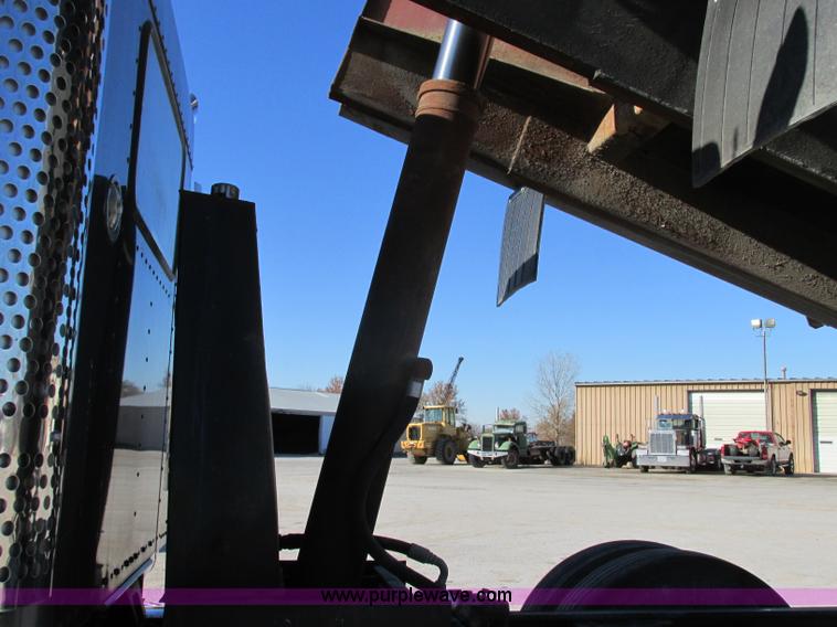 image for item F5385 2005 Kenworth T800 triple axle dump truck