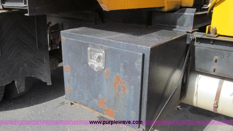 image for item G2179 2000 International 4900 dump truck