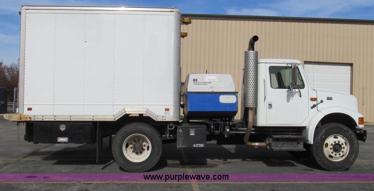 image for item G2180 2002 International 4900 bridge maintenance truck