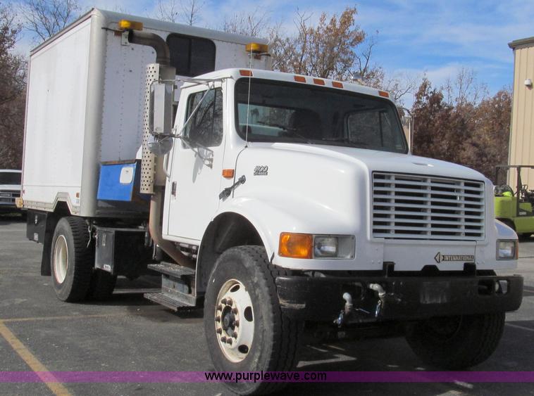 image for item G2180 2002 International 4900 bridge maintenance truck