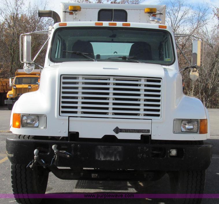 image for item G2180 2002 International 4900 bridge maintenance truck