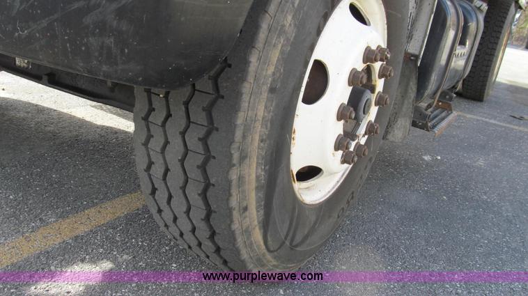 image for item G2180 2002 International 4900 bridge maintenance truck