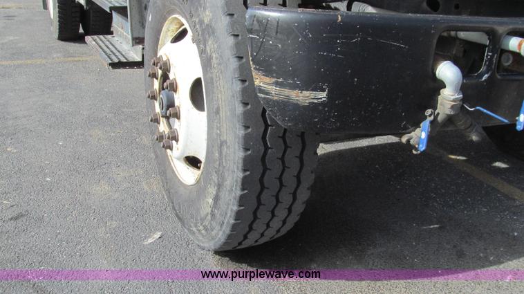 image for item G2180 2002 International 4900 bridge maintenance truck