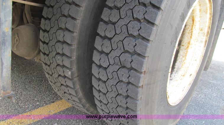 image for item G2180 2002 International 4900 bridge maintenance truck