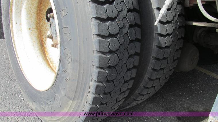 image for item G2180 2002 International 4900 bridge maintenance truck