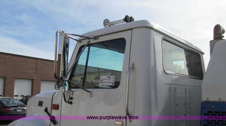 image for item G2180 2002 International 4900 bridge maintenance truck