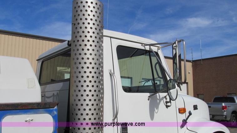 image for item G2180 2002 International 4900 bridge maintenance truck