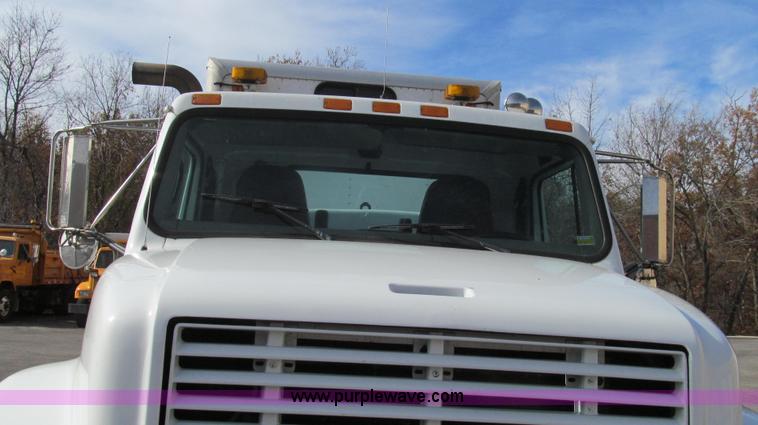 image for item G2180 2002 International 4900 bridge maintenance truck