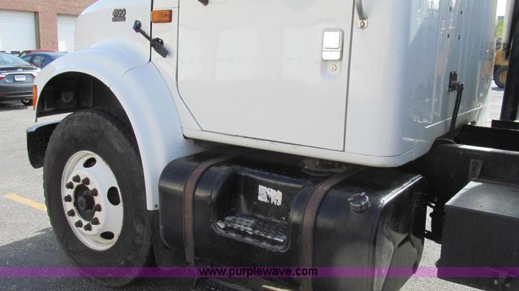 image for item G2180 2002 International 4900 bridge maintenance truck