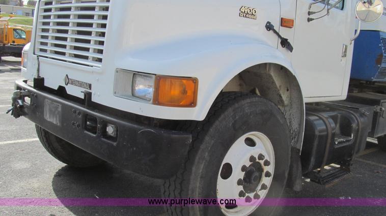 image for item G2180 2002 International 4900 bridge maintenance truck