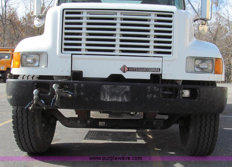 image for item G2180 2002 International 4900 bridge maintenance truck