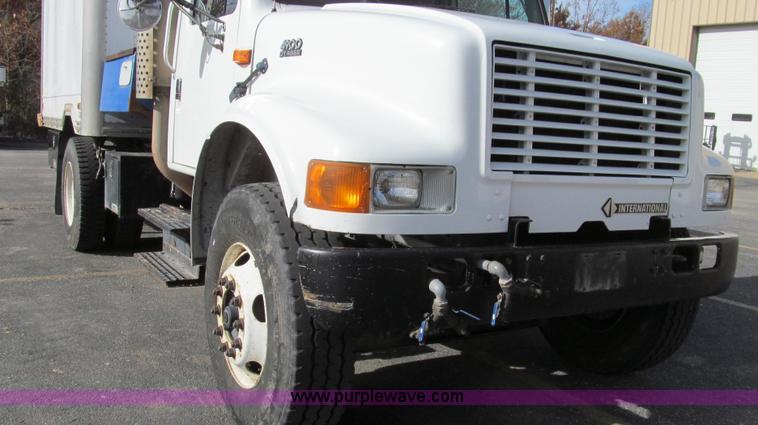 image for item G2180 2002 International 4900 bridge maintenance truck
