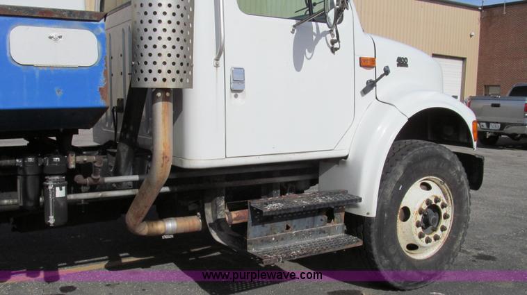 image for item G2180 2002 International 4900 bridge maintenance truck
