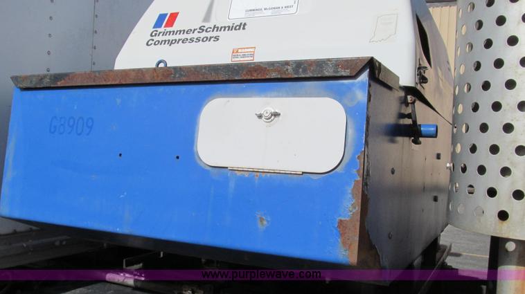 image for item G2180 2002 International 4900 bridge maintenance truck