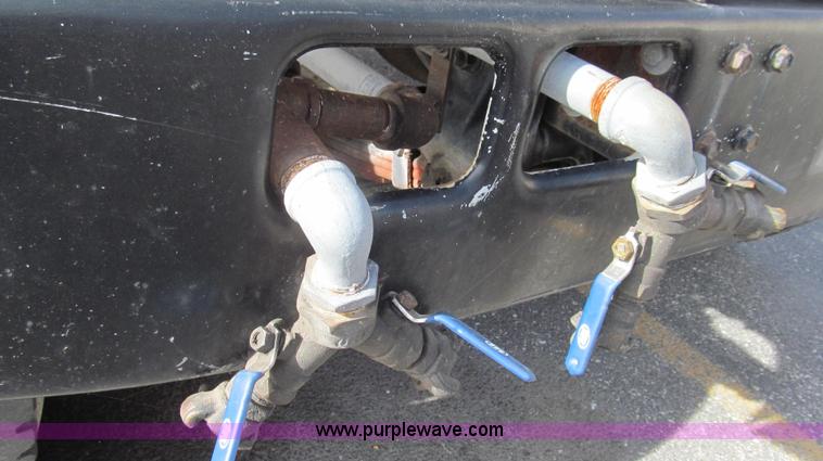 image for item G2180 2002 International 4900 bridge maintenance truck